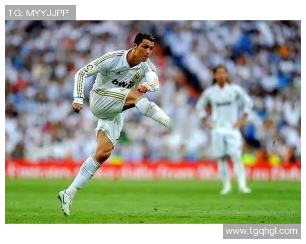 16号球星足球明星风采尽显 足球场上勇往直前的英雄人物 16号球星足球明星风采尽显 足球场上勇往直前的英雄人物