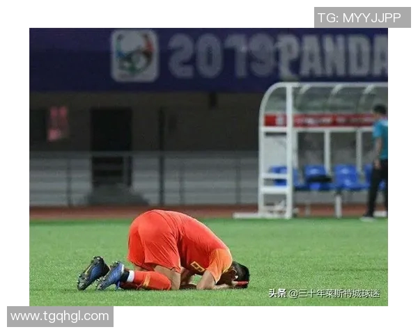 足球明星撒尿轨迹解析 揭秘赛场背后的意外瞬间与心理反应 足球明星撒尿轨迹解析 揭秘赛场背后的意外瞬间与心理反应